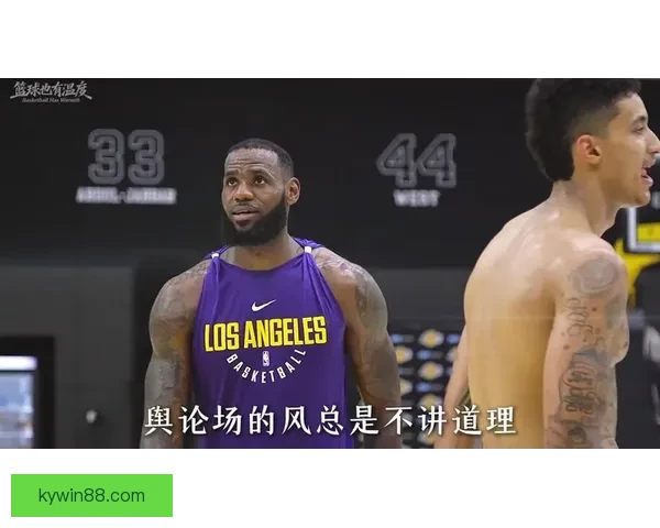 詹姆斯假传迷惑对手 布朗尼助攻艾顿完成震撼双手扣篮 詹姆斯假传迷惑对手 布朗尼助攻艾顿完成震撼双手扣篮